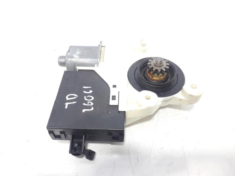 MOTOR ELEVALUNAS TRASERO DERECHO FORD FOCUS 0130822218-6818636 Pago Seguro